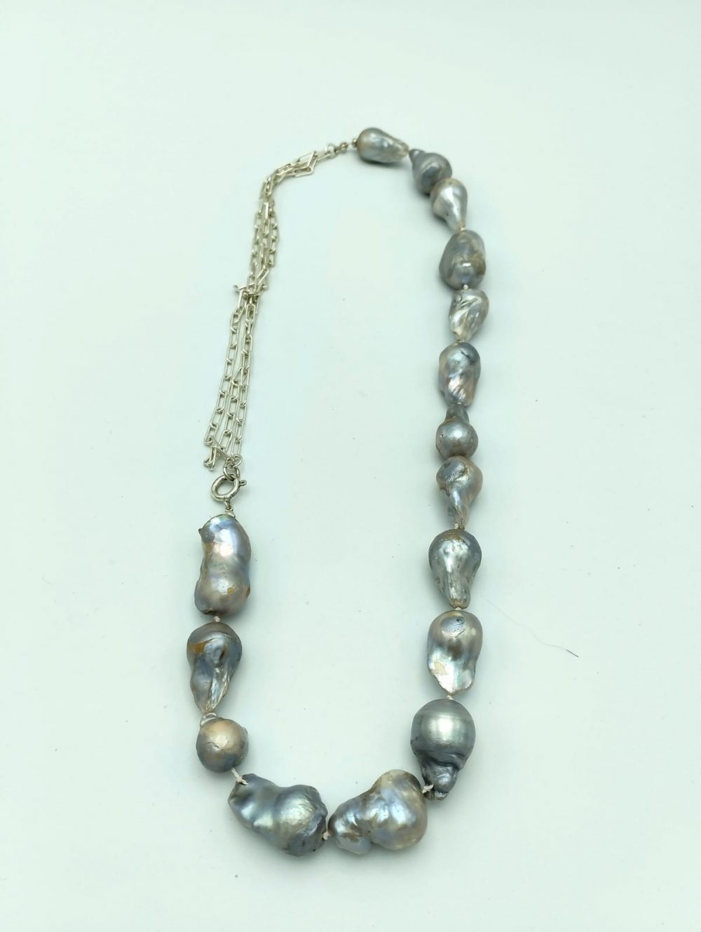 collar de perla barroca gris
